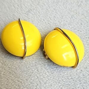 Vintage 1960s Coro bakelite clip-on earrings, yellow and gold tone.
